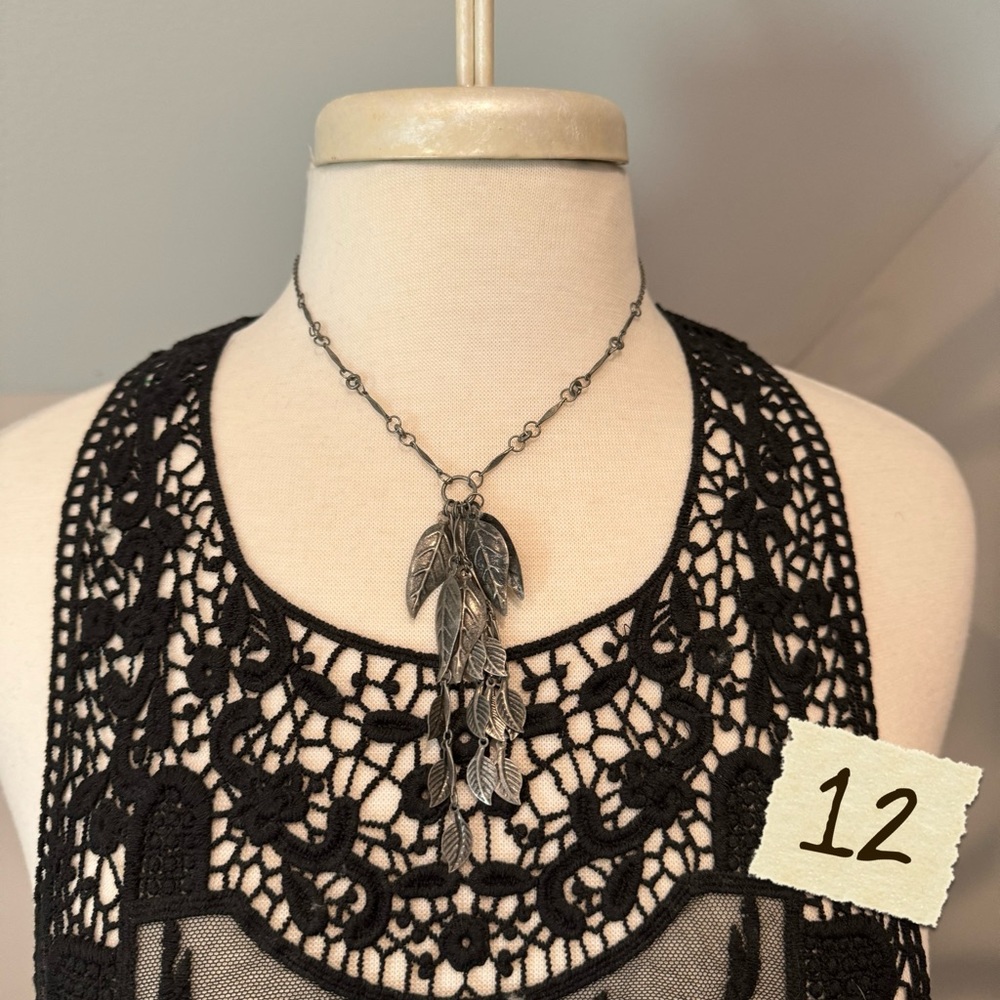 Metal, short leaf layered necklace.